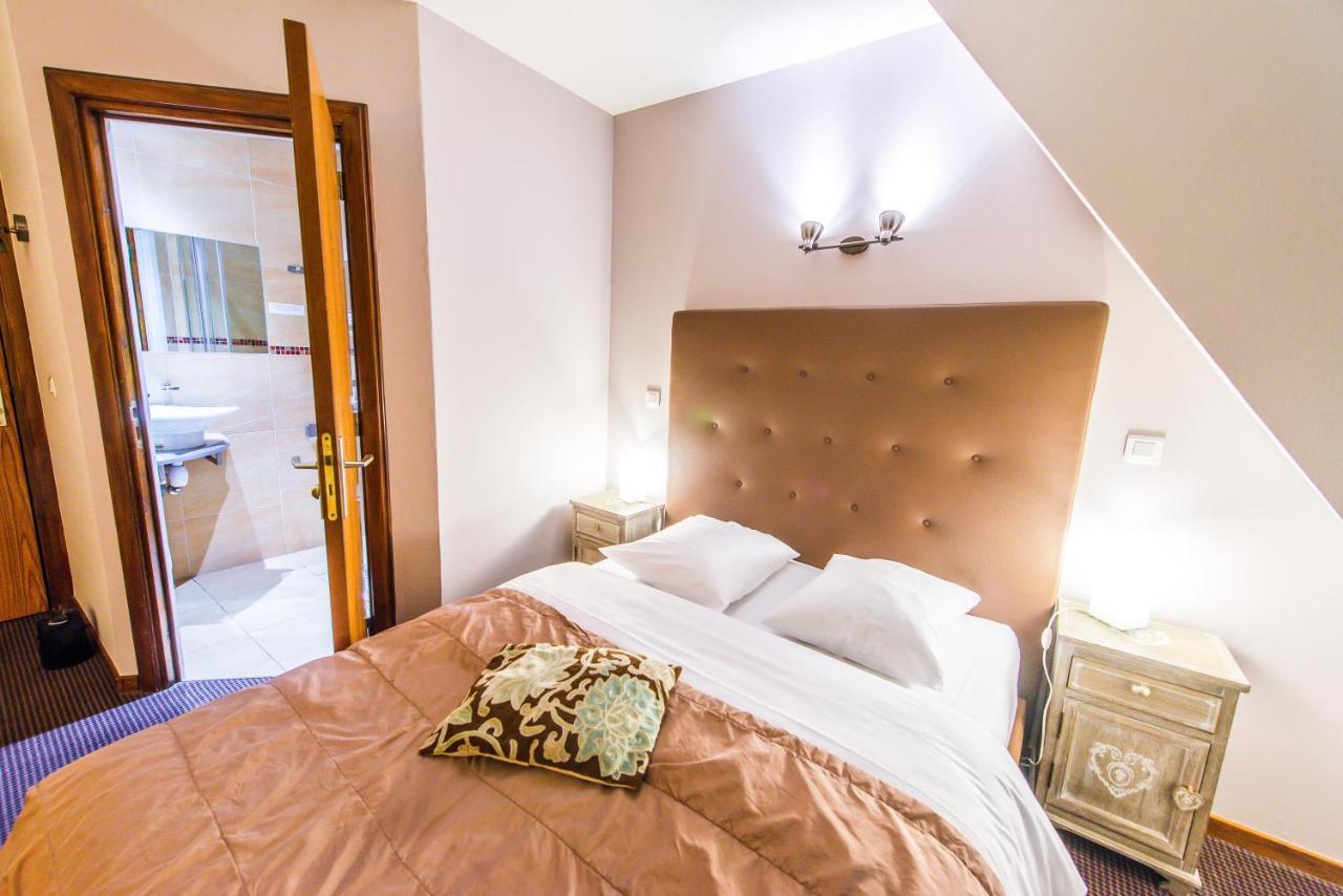 Hotel Au Lion Ribeauville  Bagian luar foto