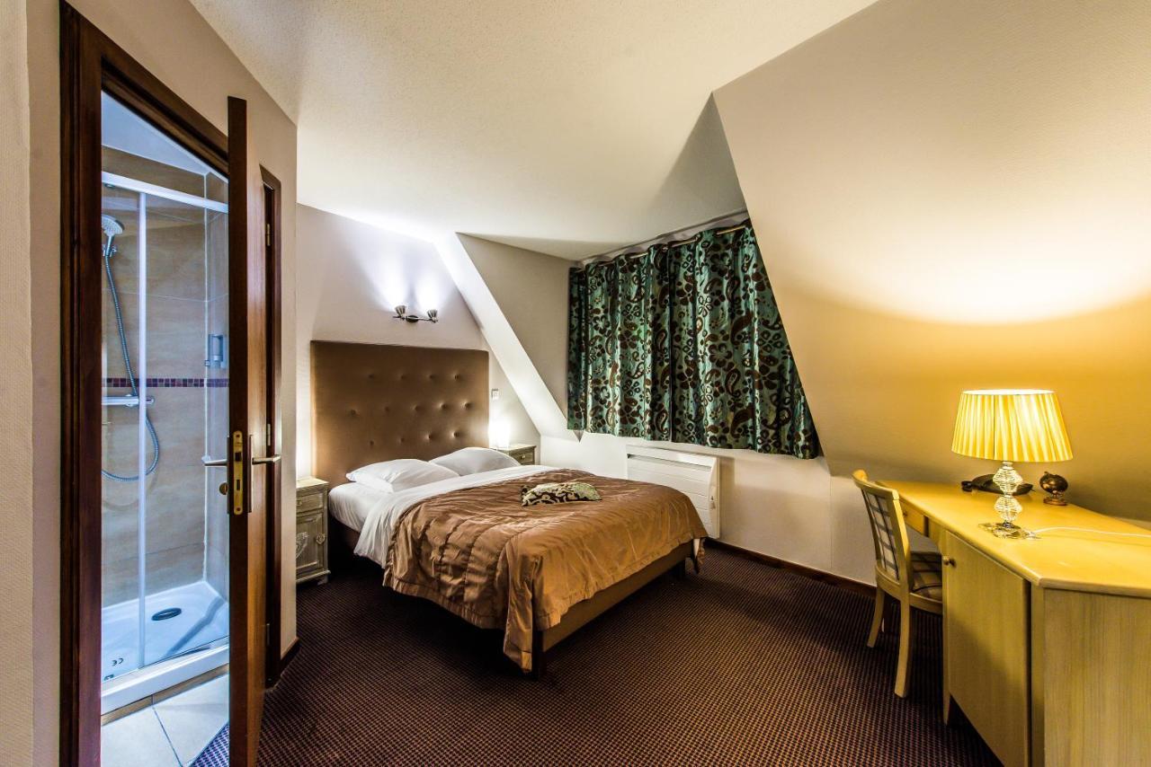 Hotel Au Lion Ribeauville  Bagian luar foto