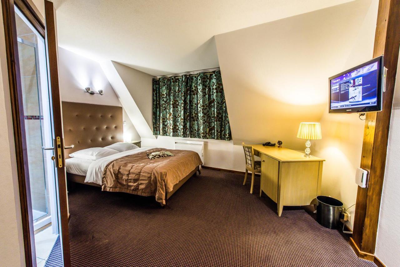 Hotel Au Lion Ribeauville  Bagian luar foto