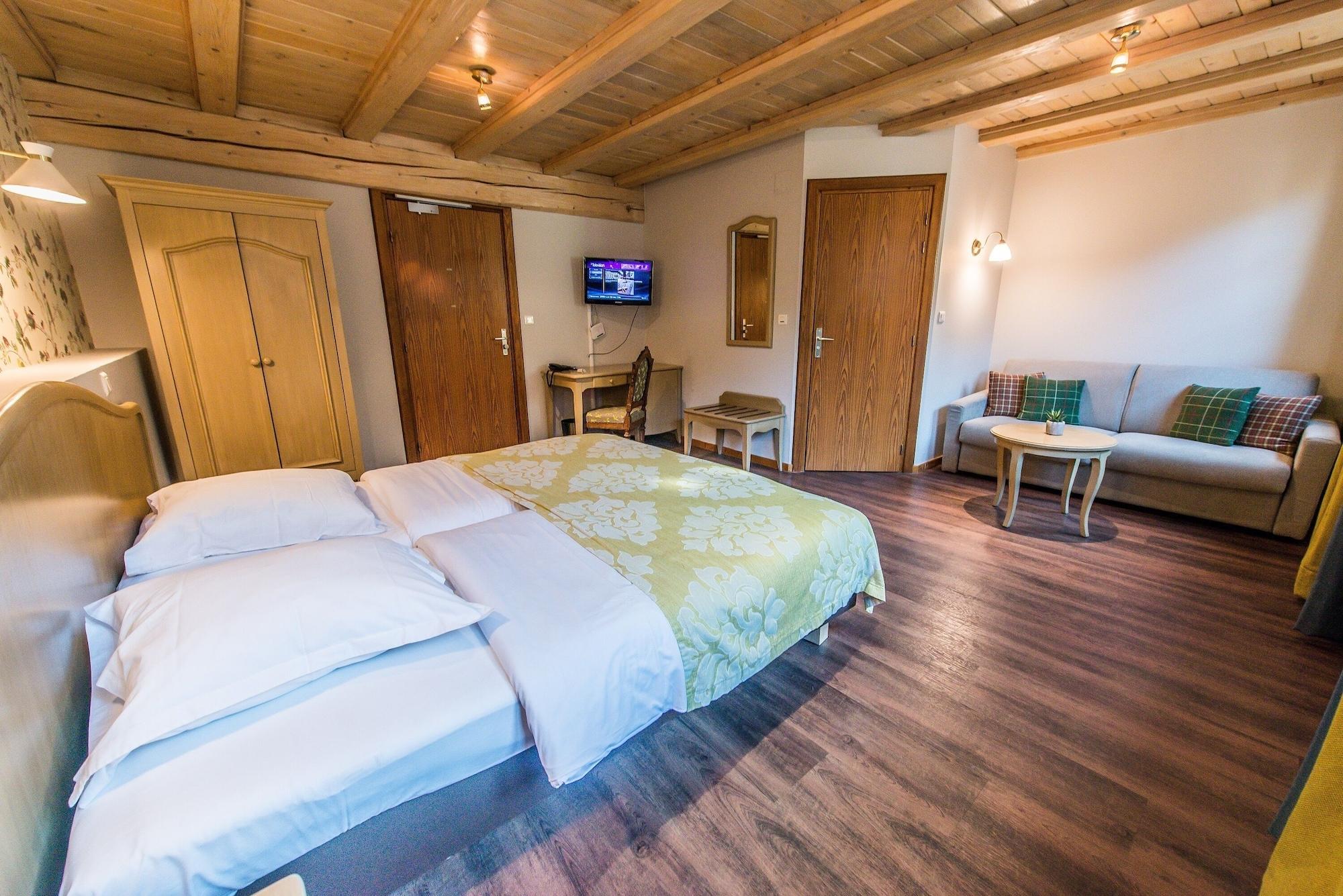 Hotel Au Lion Ribeauville  Bagian luar foto