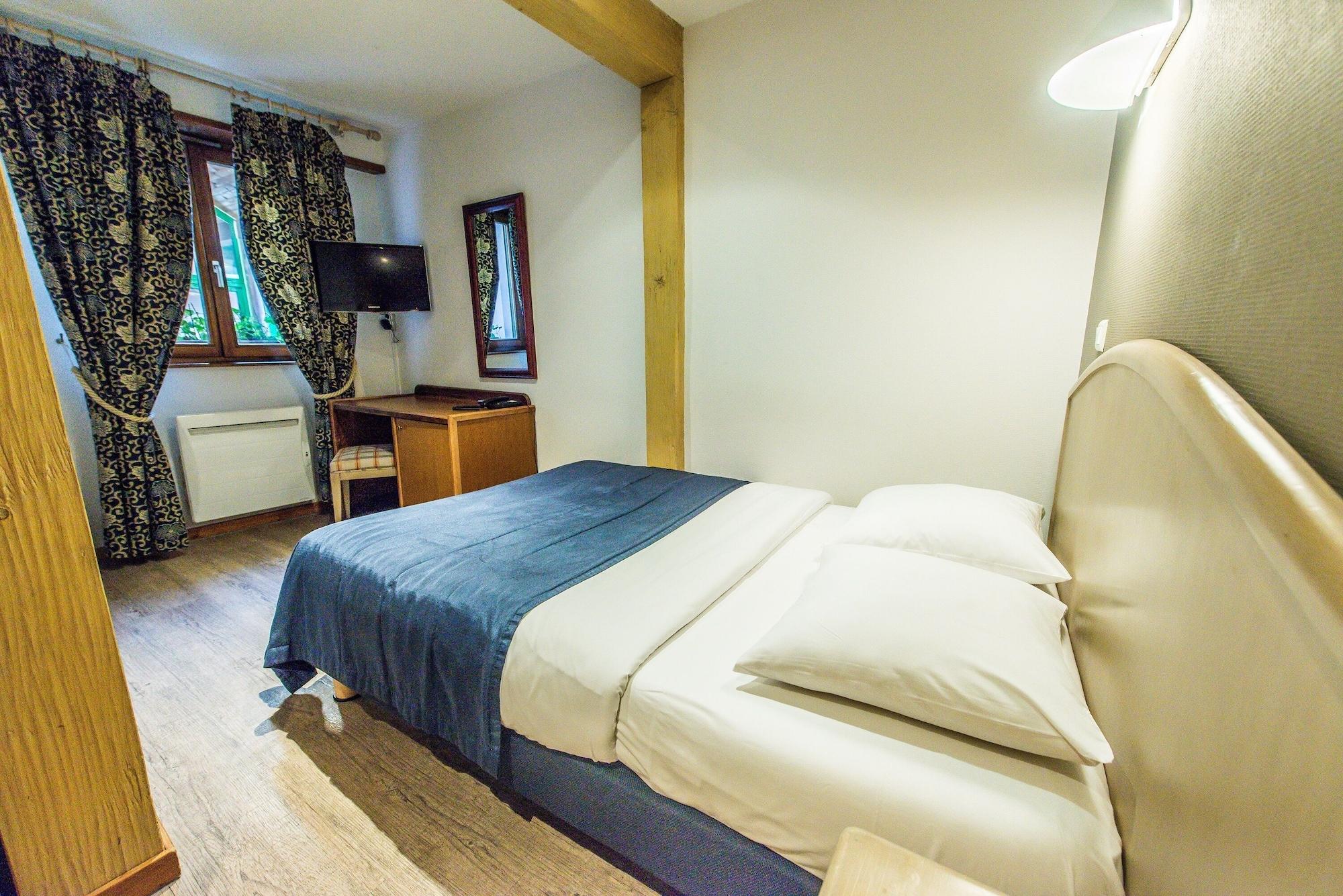 Hotel Au Lion Ribeauville  Bagian luar foto