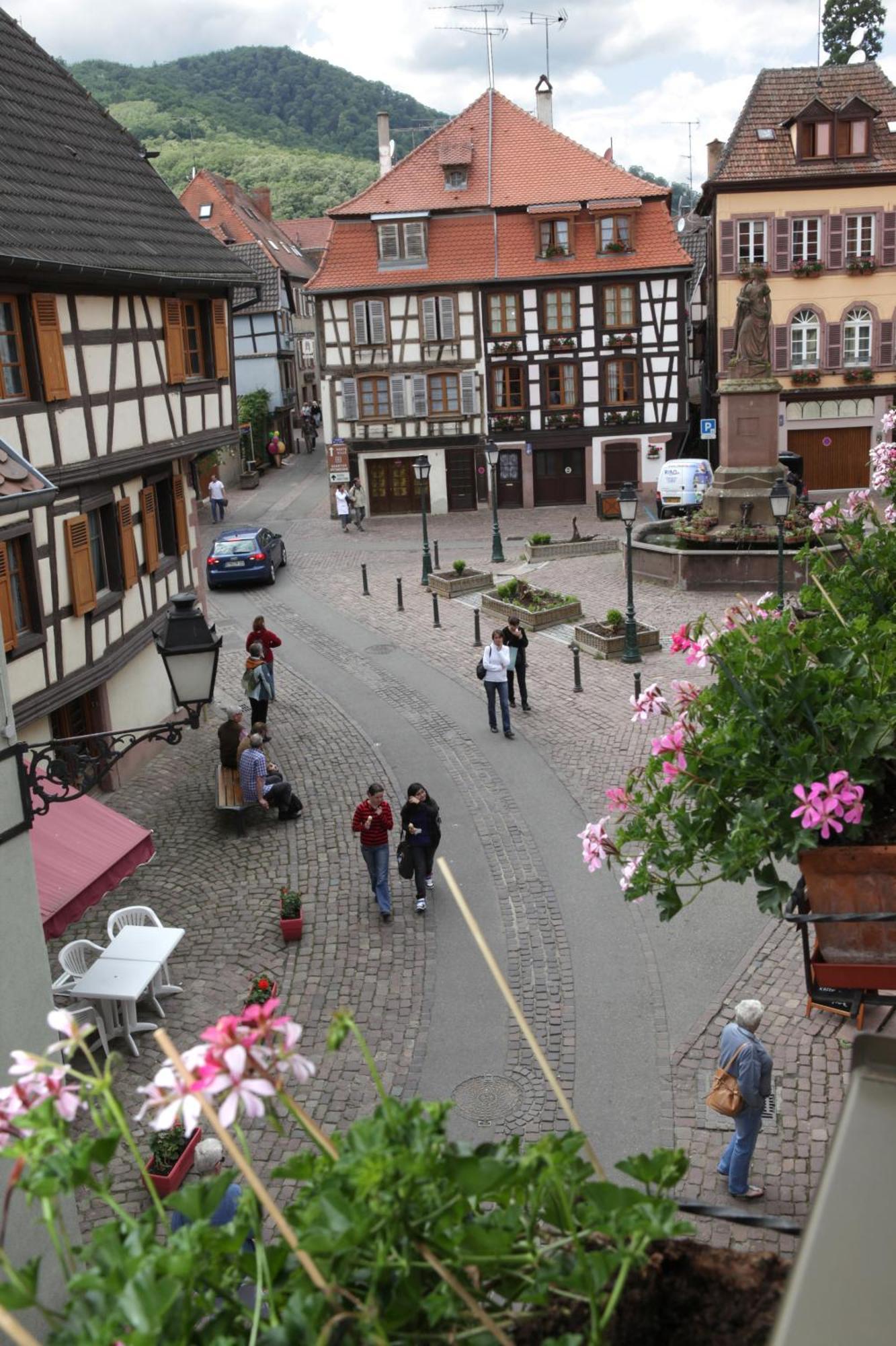 Hotel Au Lion Ribeauville  Bagian luar foto