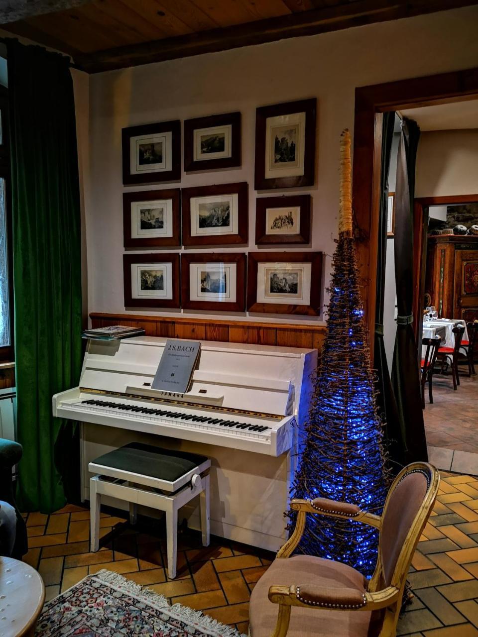 Hotel Au Lion Ribeauville  Bagian luar foto